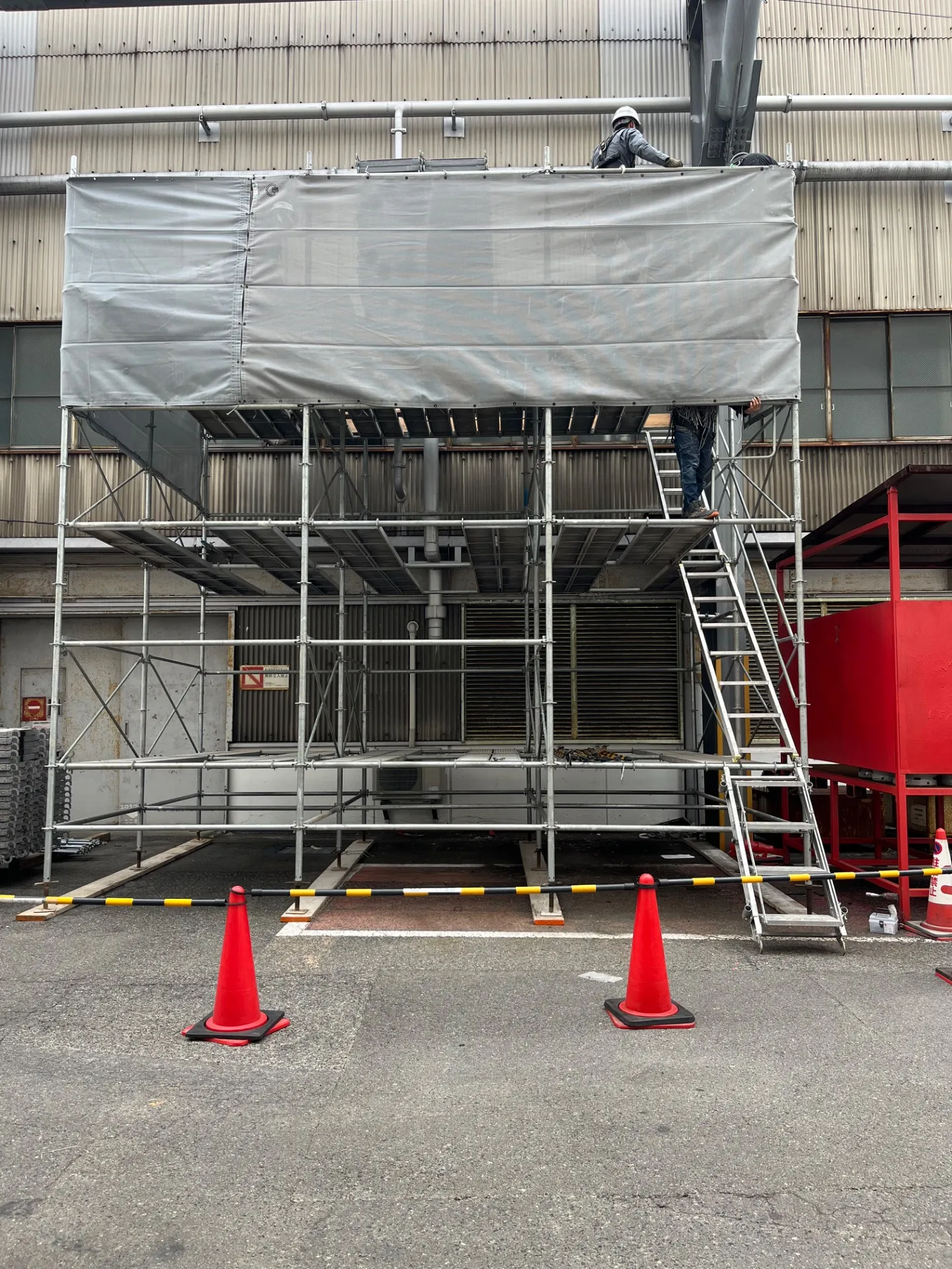 搬入用 荷取りステージ